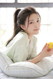美女拉屎